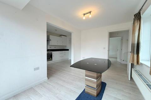 3 bedroom detached house to rent, Diamond Jubilee Close, Gloucester, GL1