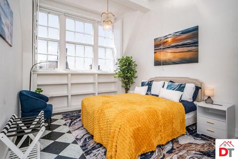 2 bedroom apartment to rent, North Bridge, Edinburgh, EH1 1