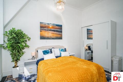 2 bedroom apartment to rent, North Bridge, Edinburgh, EH1 1