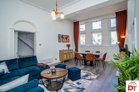 2 bedroom apartment to rent, North Bridge, Edinburgh, EH1 1