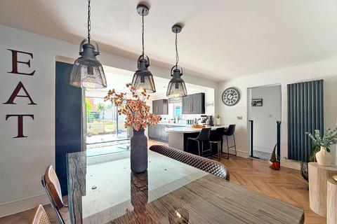 3 bedroom semi-detached house for sale, Manor Avenue, Great Wyrley