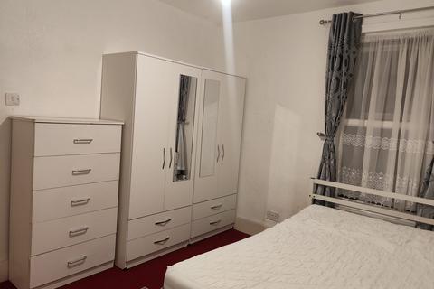 1 bedroom in a house share to rent, Park Ave, London, IG11