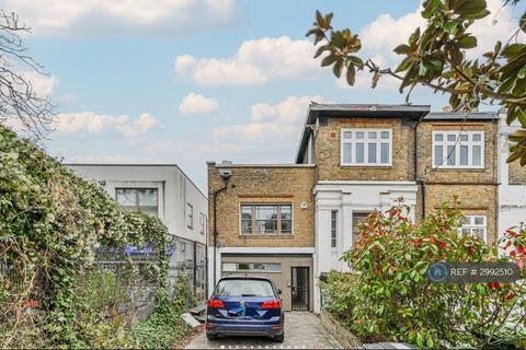 1 bedroom in a house share to rent, The Coach House, London, N4