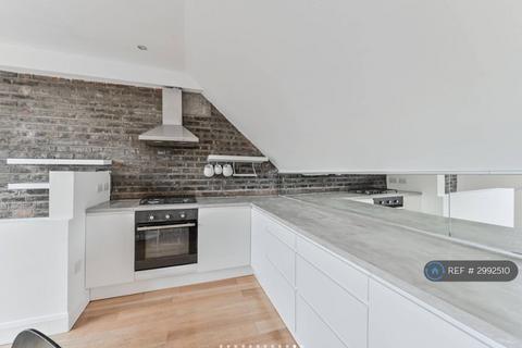 1 bedroom in a house share to rent, The Coach House, London, N4