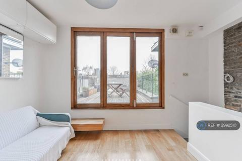 1 bedroom in a house share to rent, The Coach House, London, N4
