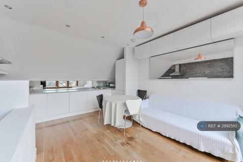1 bedroom in a house share to rent, The Coach House, London, N4
