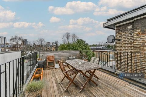 1 bedroom in a house share to rent, The Coach House, London, N4