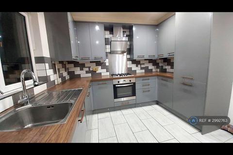 4 bedroom semi-detached house to rent, Robertson Close, Milton Keynes, MK5