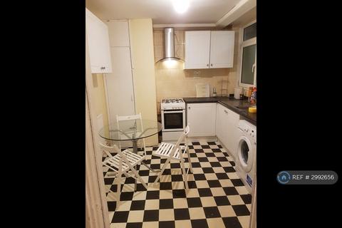 1 bedroom in a flat share to rent, Halyard House, London, E14