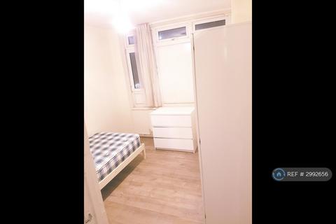 1 bedroom in a flat share to rent, Halyard House, London, E14