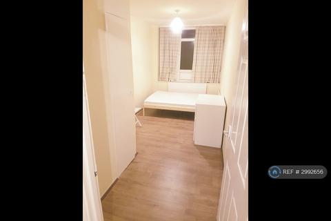 1 bedroom in a flat share to rent, Halyard House, London, E14