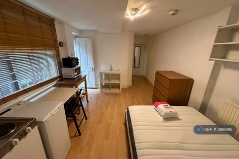 1 bedroom in a house share to rent, Wrights Lane, London, W8