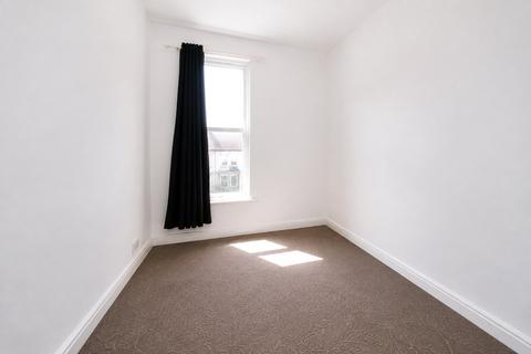2 bedroom flat to rent, Carmarthen Road, Devon PL4