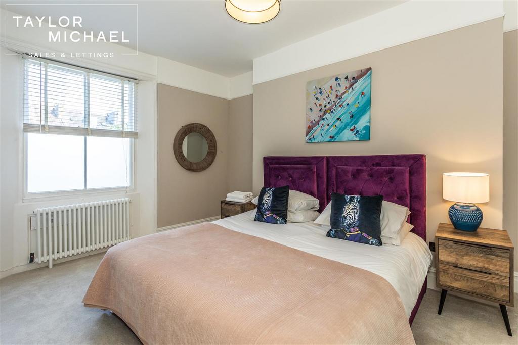 Apartment in Hove, Brunswick - View 4