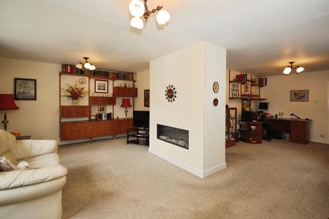 5 bedroom detached house for sale, Oak Tree Close, Leamington Spa