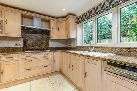 4 bedroom detached house to rent, Salmons Lane Prestwood HP16