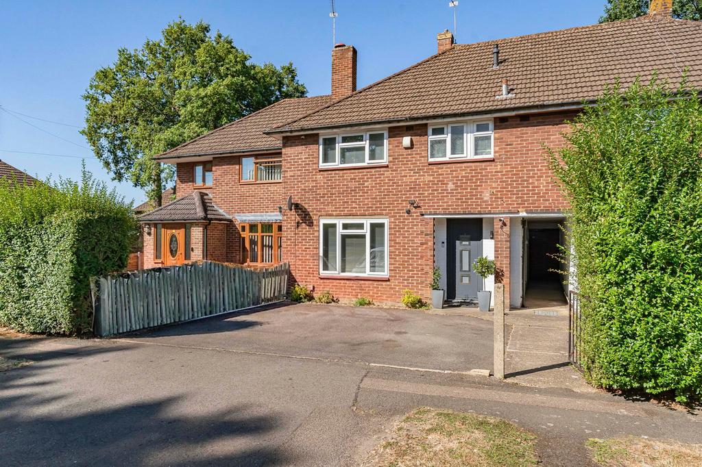 Detached house exterior, driveway, garage