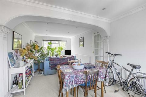 3 bedroom flat for sale, Brierly Gardens, London E2