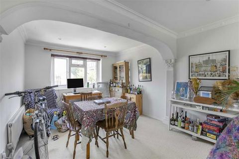 3 bedroom flat for sale, Brierly Gardens, London E2