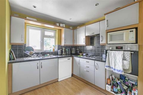 3 bedroom flat for sale, Brierly Gardens, London E2
