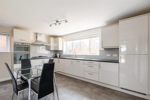 4 bedroom detached house to rent, Park View, Castle Bromwich, Birmingham