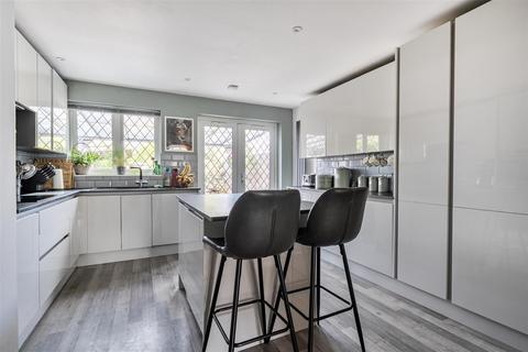 3 bedroom semi-detached house for sale, Meadow Drive, Devizes, SN10