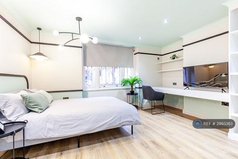 Studio to rent, Kensington Gardens Square, London, W2