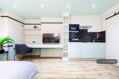 Studio to rent, Kensington Gardens Square, London, W2