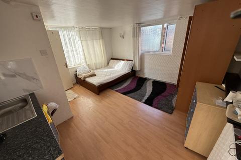 Studio to rent, Dockwell Close, FELTHAM, Middlesex, tw14