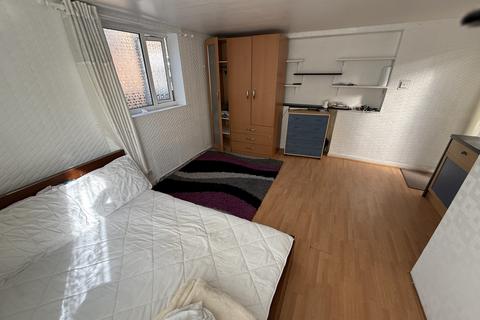 Studio to rent, Dockwell Close, FELTHAM, Middlesex, tw14