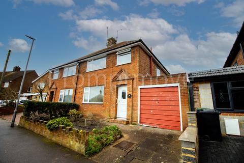 3 bedroom semi-detached house to rent, Rosslyn Crescent Luton LU3 2AT
