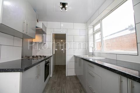 3 bedroom semi-detached house to rent, Rosslyn Crescent Luton LU3 2AT