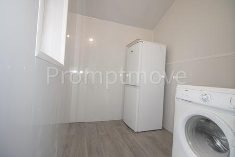 3 bedroom semi-detached house to rent, Rosslyn Crescent Luton LU3 2AT
