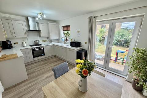 4 bedroom semi-detached house for sale, Huddleston Court, Mirfield