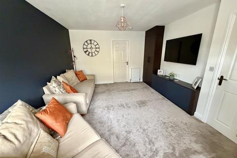 4 bedroom semi-detached house for sale, Huddleston Court, Mirfield