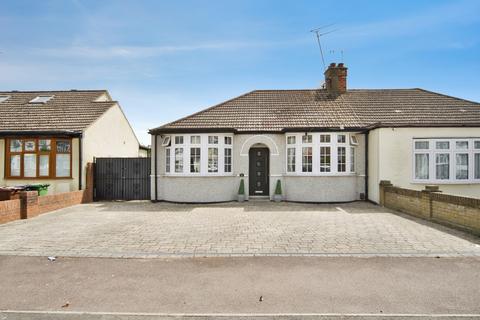 3 bedroom bungalow for sale, Lincoln Avenue, Romford, RM7
