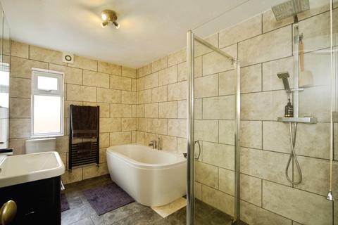 3 bedroom bungalow for sale, Lincoln Avenue, Romford, RM7
