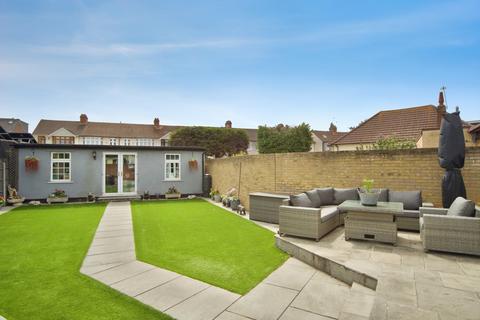 3 bedroom bungalow for sale, Lincoln Avenue, Romford, RM7