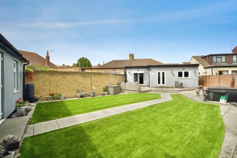 3 bedroom bungalow for sale, Lincoln Avenue, Romford, RM7
