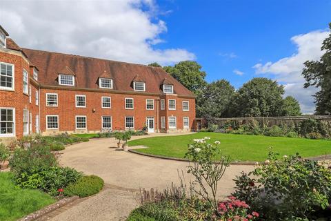 1 bedroom flat to rent, The Close, Salisbury