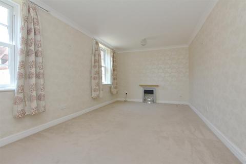 1 bedroom flat to rent, The Close, Salisbury