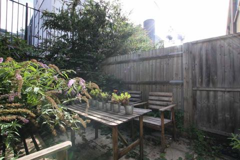 Studio to rent, Donegal Street, London N1