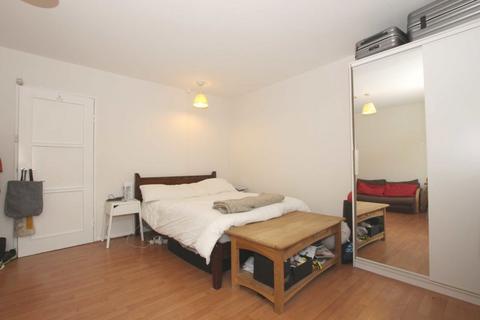 Studio to rent, Donegal Street, London N1