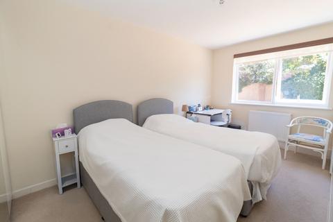 2 bedroom flat for sale, Stonegrove, Edgware, HA8