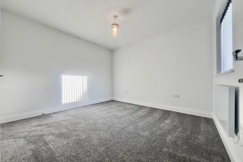 2 bedroom flat to rent, Riverside Close, Romford RM1