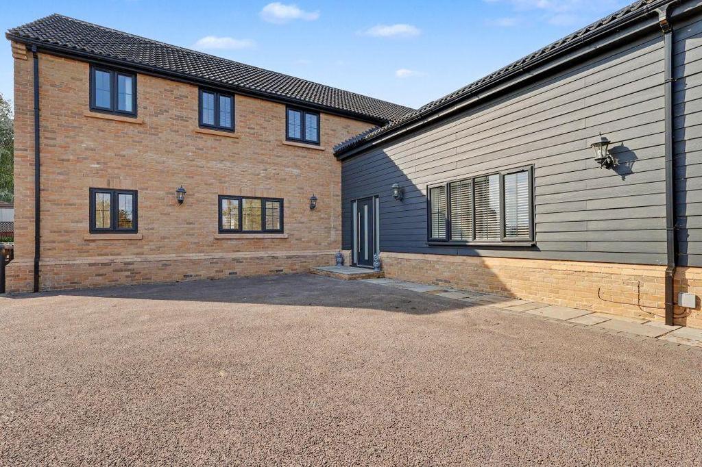Detached house exterior, driveway