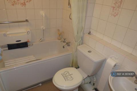2 bedroom flat to rent, Pennhouse Avenue, Wolverhampton, WV4