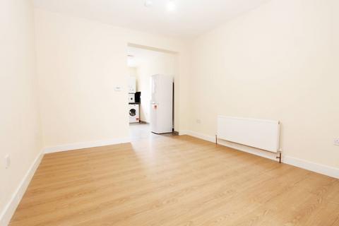 3 bedroom flat to rent, Greenford Road, Greenford, UB6
