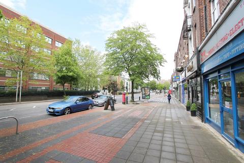 3 bedroom flat to rent, Greenford Road, Greenford, UB6