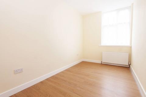 3 bedroom flat to rent, Greenford Road, Greenford, UB6